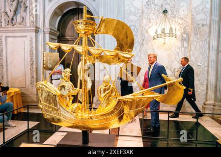 König Willem Alexander von den Niederlanden im Königlichen Palast in Amsterdam, am 27. Juni 2024, um 353/5,000 die Ausstellung High Look Up zu eröffnen. Ein Dach voller Geschichten. Ende 2023 begann die National Real Estate Agency mit der Instandsetzung des Daches des Königspalastes, einschließlich der Restaurierung des Turms und der Statuen. Eine Reihe von Kunstwerken, die sich normalerweise auf dem Dach des Palastes befinden, können bis zum 22. September AUS nächster Nähe besichtigt werden Foto: Albert Nieboer/Niederlande OUT/Point de Vue OUT Stockfoto