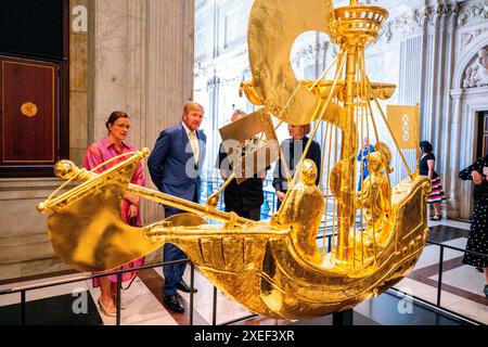 König Willem Alexander von den Niederlanden im Königlichen Palast in Amsterdam, am 27. Juni 2024, um 353/5,000 die Ausstellung High Look Up zu eröffnen. Ein Dach voller Geschichten. Ende 2023 begann die National Real Estate Agency mit der Instandsetzung des Daches des Königspalastes, einschließlich der Restaurierung des Turms und der Statuen. Eine Reihe von Kunstwerken, die sich normalerweise auf dem Dach des Palastes befinden, können bis zum 22. September AUS nächster Nähe besichtigt werden Foto: Albert Nieboer/Niederlande OUT/Point de Vue OUT Stockfoto