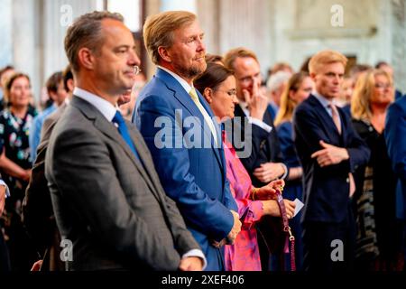 König Willem Alexander von den Niederlanden im Königlichen Palast in Amsterdam, am 27. Juni 2024, um 353/5,000 die Ausstellung High Look Up zu eröffnen. Ein Dach voller Geschichten. Ende 2023 begann die National Real Estate Agency mit der Instandsetzung des Daches des Königspalastes, einschließlich der Restaurierung des Turms und der Statuen. Eine Reihe von Kunstwerken, die sich normalerweise auf dem Dach des Palastes befinden, können bis zum 22. September AUS nächster Nähe besichtigt werden Foto: Albert Nieboer/Niederlande OUT/Point de Vue OUT Stockfoto