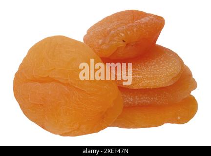 Stapel getrockneter Aprikosen auf isoliertem Hintergrund Stockfoto