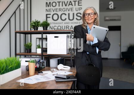 Porträt einer erfolgreichen, erwachsenen Chefin, die in Gesellschaft steht Stockfoto