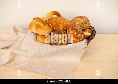 Köstliche Auswahl an frisch gebackenem Gebäck, einschließlich Käsebrötchen, Mohnbrötchen, Brötchen, herzhaften Brezeln und süßen Quark-Torten in Tradi Stockfoto