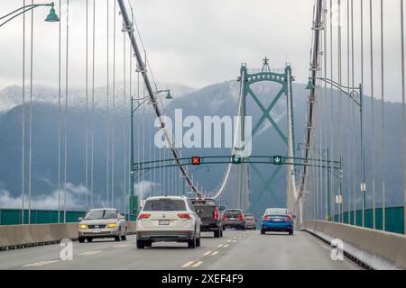 Vancouver, British Columbia, Kanada. April 2024. Die Lions Gate Bridge mit Fahrzeugen im geschäftigen Rush Hour-Verkehr auf einer Ra Stockfoto