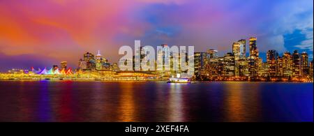 Vancouver, British Columbia, Kanada. April 2024. Ein atemberaubender Panoramablick auf Canada Place und das Harbour Centre in Downtown Stockfoto