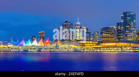 Vancouver, British Columbia, Kanada. April 2024. Ein fesselnder Blick auf Canada Place und Harbour Centre in Downtown Vancouver i Stockfoto