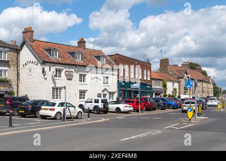 Blick auf den Marktplatz im Stadtzentrum von Helmsley, North Yorkshire, England, Großbritannien, mit Geschäften Stockfoto