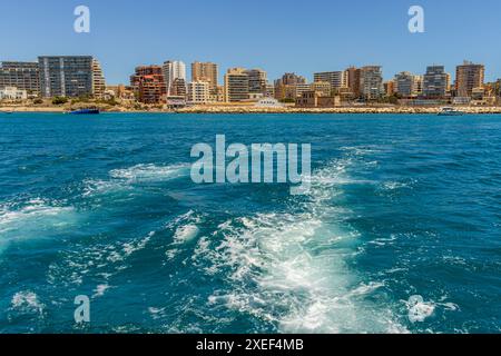 Dieses Bild zeigt einen Panoramablick auf die spanische Stadt Calpe aus der Perspektive eines Bootes. Stockfoto