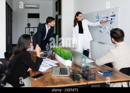 Besprechung mit einer Besprechung der Beförderungsstrategie des Unternehmens zwischen Mitarbeitern im Büro Stockfoto