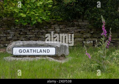Goathland Village Schild auf einem Felsen im North York Moors National Park, North Yorkshire, England, Großbritannien Stockfoto