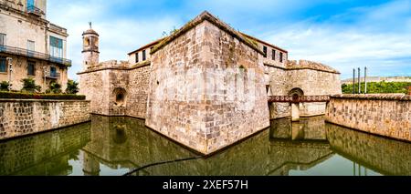 Schloss der königlichen Streitkräfte, begleitet vom Palast des zweiten Kap, ein berühmtes Reiseziel in der Altstadt von Havanna, umgeben von einem Graben. Stockfoto