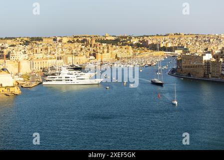 Die Aussicht auf Vittoriosa und Yachten im Sonnenuntergang, Malta Stockfoto