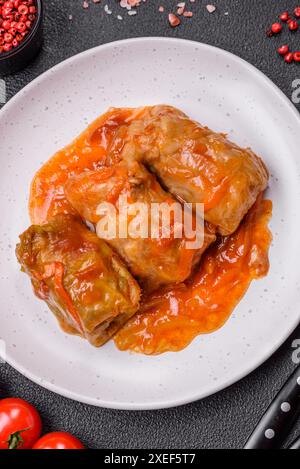 Köstlicher Dolma in Tomatensauce mit Karotten Stockfoto