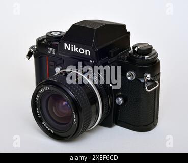 Nikon F3 Reflexkamera mit einem Objektiv, 35 mm, vor weißem Hintergrund. Stockfoto