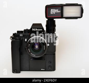 Nikon F3 Reflexkamera mit einem Objektiv, 35 mm, vor weißem Hintergrund. Stockfoto