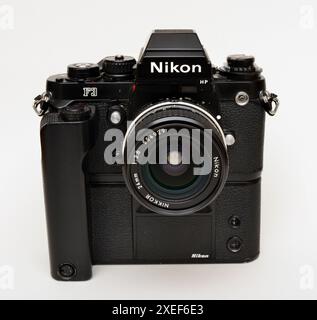 Nikon F3 Reflexkamera mit einem Objektiv, 35 mm, vor weißem Hintergrund. Stockfoto