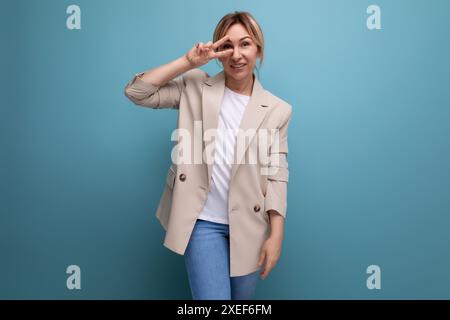Porträt einer selbstbewussten, weißhaarigen jungen Frau in einem Business-Outfit auf einem Atelierhintergrund Stockfoto