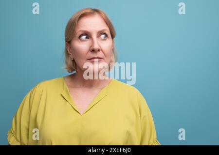 Porträt einer überraschten blonden Frau mittleren Alters mit bob-Frisur Stockfoto