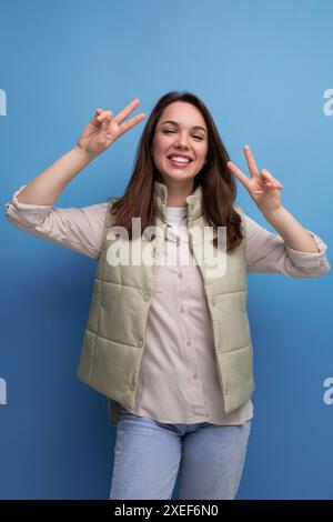 Freundliche süße brünette junge Frau in Weste und Hemd Stockfoto