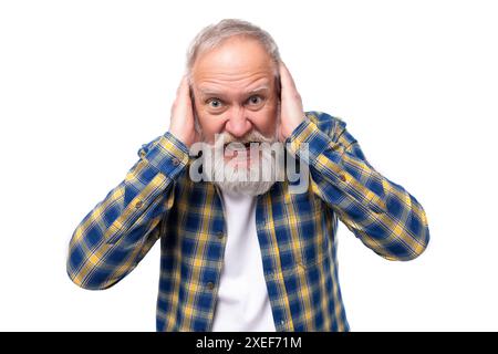 Älterer grauhaariger Rentner mit Schnurrbart und Bart bedeckte seine Ohren Stockfoto
