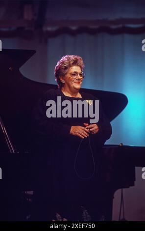 Sänger Rosemary Clooney tritt während der Aufnahme der PBS-Serie in Performance at the White House am 18. Juni 1993 auf dem South Lawn des Weißen Hauses in Washington, DC auf. Die Show ist ein Gruß zu Ehren des 40. Jahrestages des Newport Jazz Festivals. Kredit: Ron Sachs/CNP/SIPA USA Kredit: SIPA USA/Alamy Live News Stockfoto