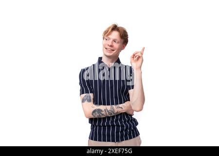 Kluger, gutaussehender junger blonder Mann in einem Tanktop auf weißem Hintergrund Stockfoto