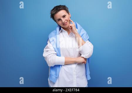 Authentische junge, trendige dunkelhaarige Frau in einem coolen Look Stockfoto