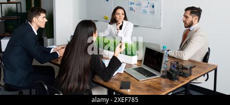 Besprechung mit einer Besprechung der Beförderungsstrategie des Unternehmens zwischen Mitarbeitern im Büro Stockfoto