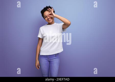 Porträt der authentischen schönen jungen brünetten hispanischen Frau in weißem T-Shirt auf Hintergrund mit Kopierraum Stockfoto