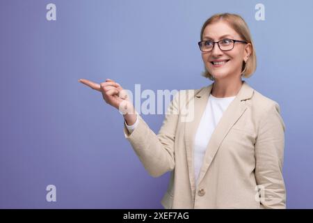 Porträt einer erfolgreichen Geschäftsfrau aus den 40er Jahren in einer klassischen Jacke auf hellem Hintergrund mit Kopierraum Stockfoto