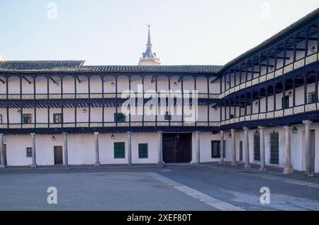 PLAZA MAYOR-SOPORTALES. Lage: AUSSEN. TEMBLEQUE. Toledo. SPANIEN. Stockfoto