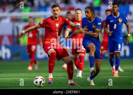 Jakub Moder (L) aus Polen und Bradley Barcola (R) aus Frankreich sind während des Gruppenspiels der UEFA EURO 2024 zwischen Frankreich und Polen A im Einsatz Stockfoto