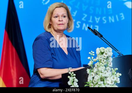 Nancy Faser - Peacekeeping 2024 EUR, Deutschland, Berlin, 27.06.2024: Bundesinnenministerin Nancy Faser SPD würdigt am Tag des Peacekeepings den Einsatz aller deutschen Einsatzkräfte in internationalen Friedensmissionen. Geehrt werden Angehörige von NATO-, EU- und VN-Missionen. Ein Einsatz für Stabilität, Sicherheit und Frieden sowie polizeiliche und militärische Maßnahmen zur Krisenbewältigung. *** Nancy Faser Friedenssicherung 2024 EUR, Deutschland, Berlin, 27 06 2024 Bundesinnenministerin Nancy Faser SPD würdigt den Einsatz aller deutschen Truppen in internationalen Friedensmissionen am Stockfoto