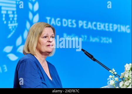 Nancy Faser - Peacekeeping 2024 EUR, Deutschland, Berlin, 27.06.2024: Bundesinnenministerin Nancy Faser SPD würdigt am Tag des Peacekeepings den Einsatz aller deutschen Einsatzkräfte in internationalen Friedensmissionen. Geehrt werden Angehörige von NATO-, EU- und VN-Missionen. Ein Einsatz für Stabilität, Sicherheit und Frieden sowie polizeiliche und militärische Maßnahmen zur Krisenbewältigung. *** Nancy Faser Friedenssicherung 2024 EUR, Deutschland, Berlin, 27 06 2024 Bundesinnenministerin Nancy Faser SPD würdigt den Einsatz aller deutschen Truppen in internationalen Friedensmissionen am Stockfoto