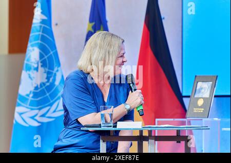 Nancy Faser - Peacekeeping 2024 EUR, Deutschland, Berlin, 27.06.2024: Bundesinnenministerin Nancy Faser SPD würdigt am Tag des Peacekeepings den Einsatz aller deutschen Einsatzkräfte in internationalen Friedensmissionen. Geehrt werden Angehörige von NATO-, EU- und VN-Missionen. Ein Einsatz für Stabilität, Sicherheit und Frieden sowie polizeiliche und militärische Maßnahmen zur Krisenbewältigung. *** Nancy Faser Friedenssicherung 2024 EUR, Deutschland, Berlin, 27 06 2024 Bundesinnenministerin Nancy Faser SPD würdigt den Einsatz aller deutschen Truppen in internationalen Friedensmissionen am Stockfoto