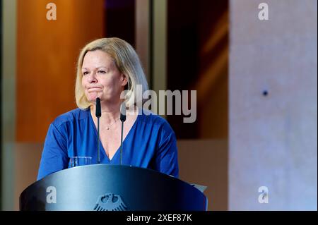 Nancy Faser - Peacekeeping 2024 EUR, Deutschland, Berlin, 27.06.2024: Bundesinnenministerin Nancy Faser SPD würdigt am Tag des Peacekeepings den Einsatz aller deutschen Einsatzkräfte in internationalen Friedensmissionen. Geehrt werden Angehörige von NATO-, EU- und VN-Missionen. Ein Einsatz für Stabilität, Sicherheit und Frieden sowie polizeiliche und militärische Maßnahmen zur Krisenbewältigung. *** Nancy Faser Friedenssicherung 2024 EUR, Deutschland, Berlin, 27 06 2024 Bundesinnenministerin Nancy Faser SPD würdigt den Einsatz aller deutschen Truppen in internationalen Friedensmissionen am Stockfoto