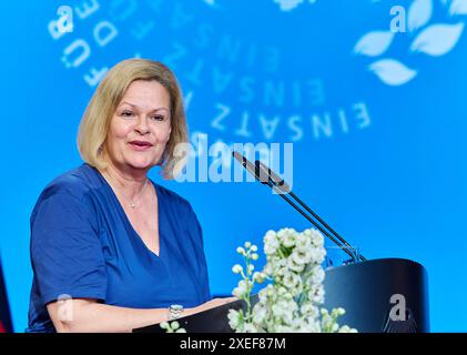 Nancy Faser - Peacekeeping 2024 EUR, Deutschland, Berlin, 27.06.2024: Bundesinnenministerin Nancy Faser SPD würdigt am Tag des Peacekeepings den Einsatz aller deutschen Einsatzkräfte in internationalen Friedensmissionen. Geehrt werden Angehörige von NATO-, EU- und VN-Missionen. Ein Einsatz für Stabilität, Sicherheit und Frieden sowie polizeiliche und militärische Maßnahmen zur Krisenbewältigung. *** Nancy Faser Friedenssicherung 2024 EUR, Deutschland, Berlin, 27 06 2024 Bundesinnenministerin Nancy Faser SPD würdigt den Einsatz aller deutschen Truppen in internationalen Friedensmissionen am Stockfoto