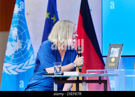 Nancy Faser - Peacekeeping 2024 EUR, Deutschland, Berlin, 27.06.2024: Bundesinnenministerin Nancy Faser SPD würdigt am Tag des Peacekeepings den Einsatz aller deutschen Einsatzkräfte in internationalen Friedensmissionen. Geehrt werden Angehörige von NATO-, EU- und VN-Missionen. Ein Einsatz für Stabilität, Sicherheit und Frieden sowie polizeiliche und militärische Maßnahmen zur Krisenbewältigung. *** Nancy Faser Friedenssicherung 2024 EUR, Deutschland, Berlin, 27 06 2024 Bundesinnenministerin Nancy Faser SPD würdigt den Einsatz aller deutschen Truppen in internationalen Friedensmissionen am Stockfoto