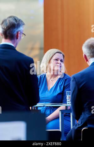 Nancy Faser - Peacekeeping 2024 EUR, Deutschland, Berlin, 27.06.2024: Bundesinnenministerin Nancy Faser SPD würdigt am Tag des Peacekeepings den Einsatz aller deutschen Einsatzkräfte in internationalen Friedensmissionen. Geehrt werden Angehörige von NATO-, EU- und VN-Missionen. Ein Einsatz für Stabilität, Sicherheit und Frieden sowie polizeiliche und militärische Maßnahmen zur Krisenbewältigung. *** Nancy Faser Friedenssicherung 2024 EUR, Deutschland, Berlin, 27 06 2024 Bundesinnenministerin Nancy Faser SPD würdigt den Einsatz aller deutschen Truppen in internationalen Friedensmissionen am Stockfoto