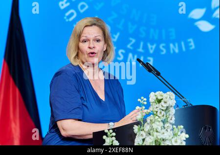 Nancy Faser - Peacekeeping 2024 EUR, Deutschland, Berlin, 27.06.2024: Bundesinnenministerin Nancy Faser SPD würdigt am Tag des Peacekeepings den Einsatz aller deutschen Einsatzkräfte in internationalen Friedensmissionen. Geehrt werden Angehörige von NATO-, EU- und VN-Missionen. Ein Einsatz für Stabilität, Sicherheit und Frieden sowie polizeiliche und militärische Maßnahmen zur Krisenbewältigung. *** Nancy Faser Friedenssicherung 2024 EUR, Deutschland, Berlin, 27 06 2024 Bundesinnenministerin Nancy Faser SPD würdigt den Einsatz aller deutschen Truppen in internationalen Friedensmissionen am Stockfoto