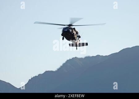 Los Angeles, Kalifornien / USA - 12. November 2022: Ein Blackhawk Hubschrauber der US Army mit einem Roten Kreuz-Logo auf der Nase ist abgebildet. Stockfoto