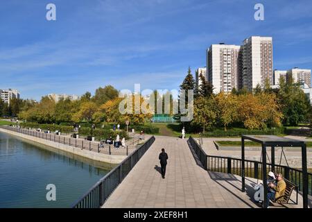 Moskau, Russland - 17. September 2023. Stadtbild mit Michailowski-Teich in Zelenograd Stockfoto