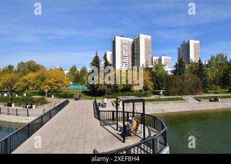 Moskau, Russland - 17. September 2023. Stadtbild mit Michailowski-Teich in Zelenograd Stockfoto