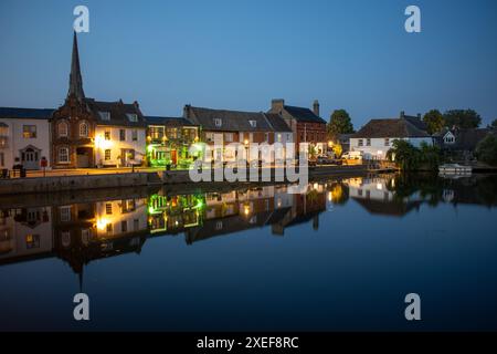 Alte Gebäude auf St Ives Quayside, während der Blue Hour, Cambridgeshire, Großbritannien Stockfoto