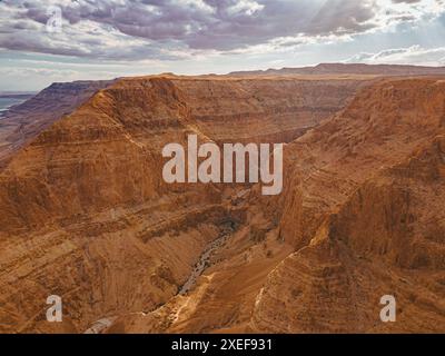 Ein atemberaubender Blick auf den Khatsatson Stream, den größten und längsten Canyon in der Judäischen Wüste Stockfoto