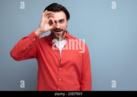 Ein hübscher brutaler junger brünette Mann in rotem Hemd Stockfoto