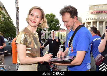 Leander Haussmann feiert 65. Geburtstag Annita Kuhl beim Signieren / Autogramm geben Leander Haussmann, Kultregisseur aus Berlin wird am 26. Juni 65 - und das Babylon feiert ihn mit einer Retrospektive seines Werkes in Berlin, am 12.06.2024 *** Leander Haussmann feiert seinen 65. Geburtstag Annita Kuhl signiert Autogramme Leander Haussmann, Kultdirektor aus Berlin, am 26. Juni 65 Jahre alt und Babylon feiert ihn mit einer Retrospektive seines Werkes in Berlin, 12 06 2024 Photopress Mueller Stockfoto