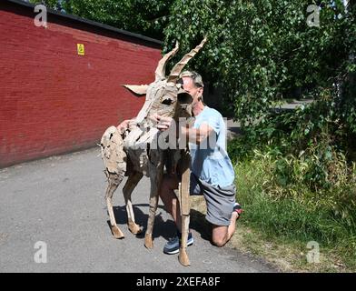 The Herds ist ein ehrgeiziges neues Kunstprojekt des Walk Productions Teams hinter Little Amal , das von April bis August 2025 stattfindet . Marionettentiere fliehen nördlich vor Klimakatastrophe auf einer 000 km langen Route von Zentralafrika nach Nordeneuropa . Stockfoto