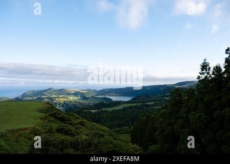 Wunderschöne Landschaft der Insel Sao Miguel auf den Azoren, mit dem See Furnas im Hintergrund. Azoren, Portugal. Stockfoto
