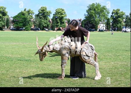 The Herds ist ein ehrgeiziges neues Kunstprojekt des Walk Productions Teams hinter Little Amal , das von April bis August 2025 stattfindet . Marionettentiere fliehen nördlich vor Klimakatastrophe auf einer 000 km langen Route von Zentralafrika nach Nordeneuropa . Stockfoto