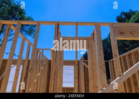 Beim Bau des neuen Hauses wird ein innerer Stützbalken aus unfertigen Innenhölzern gerahmt Stockfoto